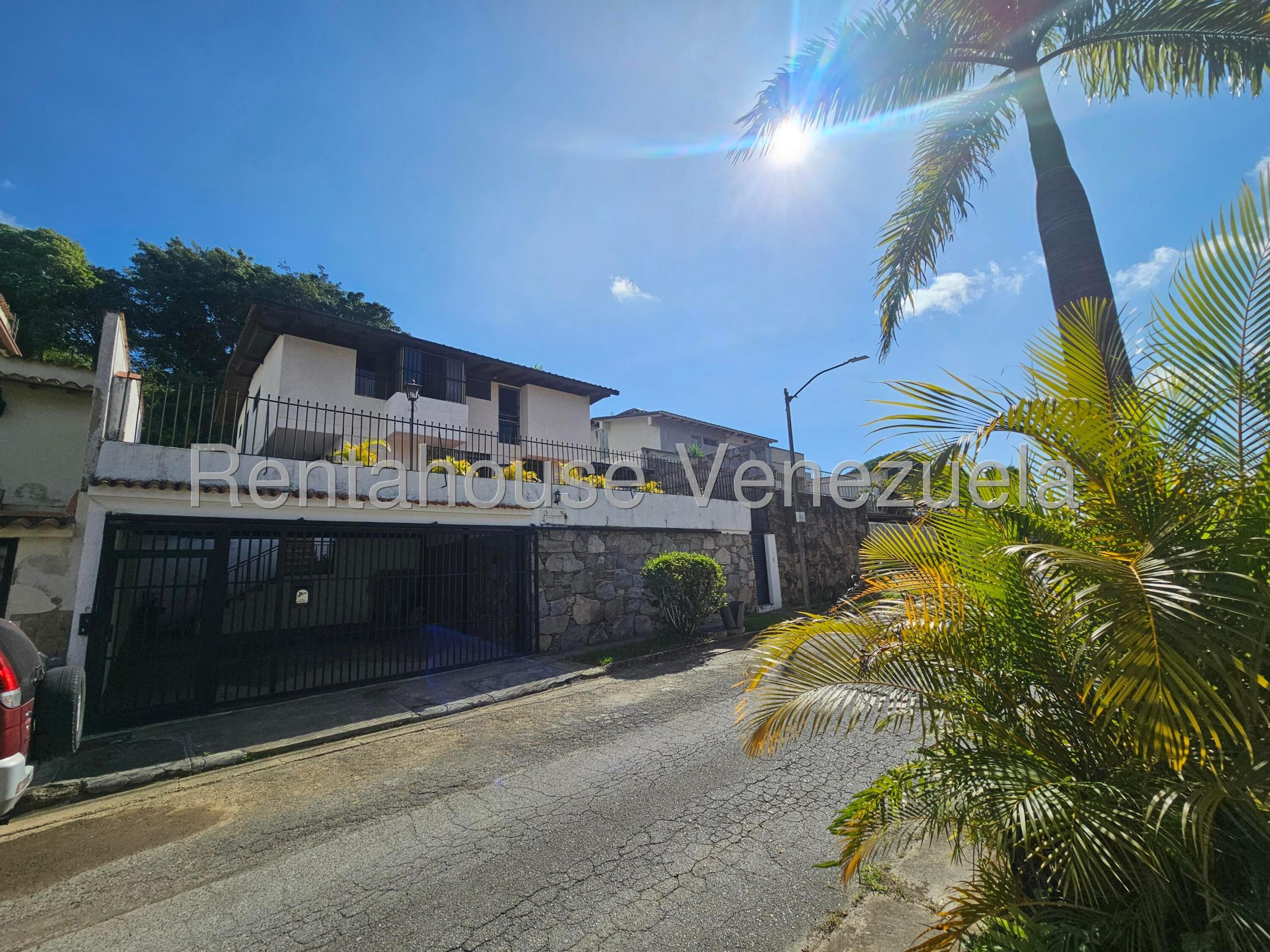 Casa colonial 4 hab con anexos en Baruta