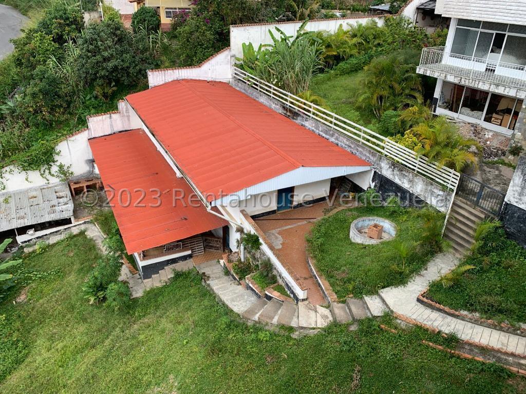 Casa de múltiples niveles con vista en Club Hípico