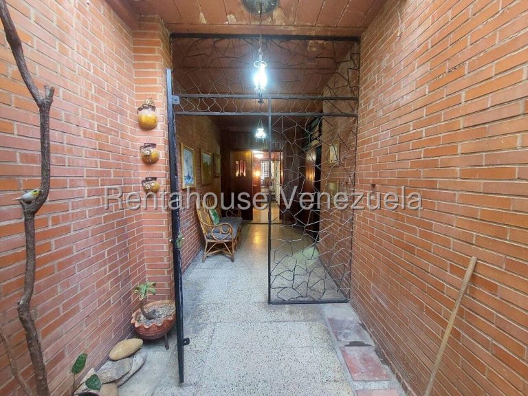 Casa versátil cerca Av. Sucre en Los Dos Caminos