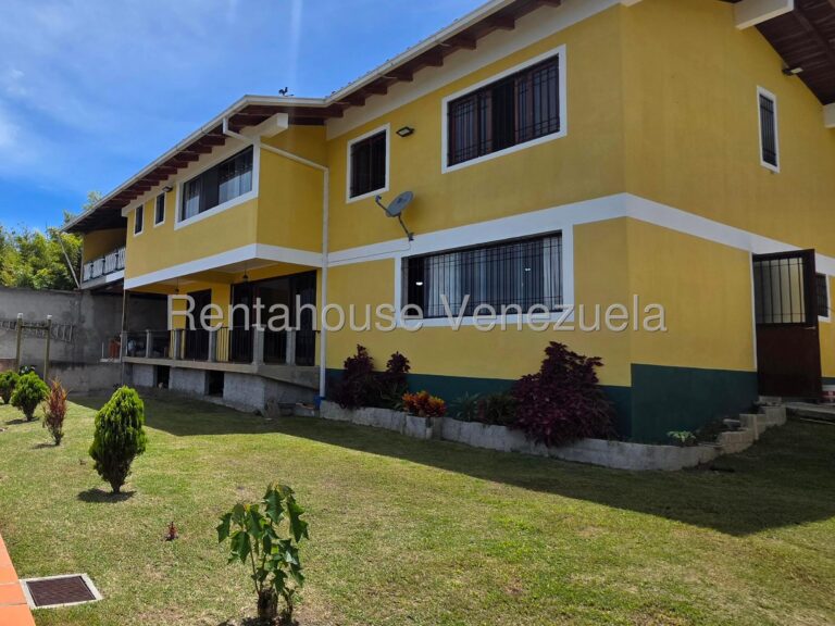 Casa de dos niveles con terraza y áreas verdes en La Morita