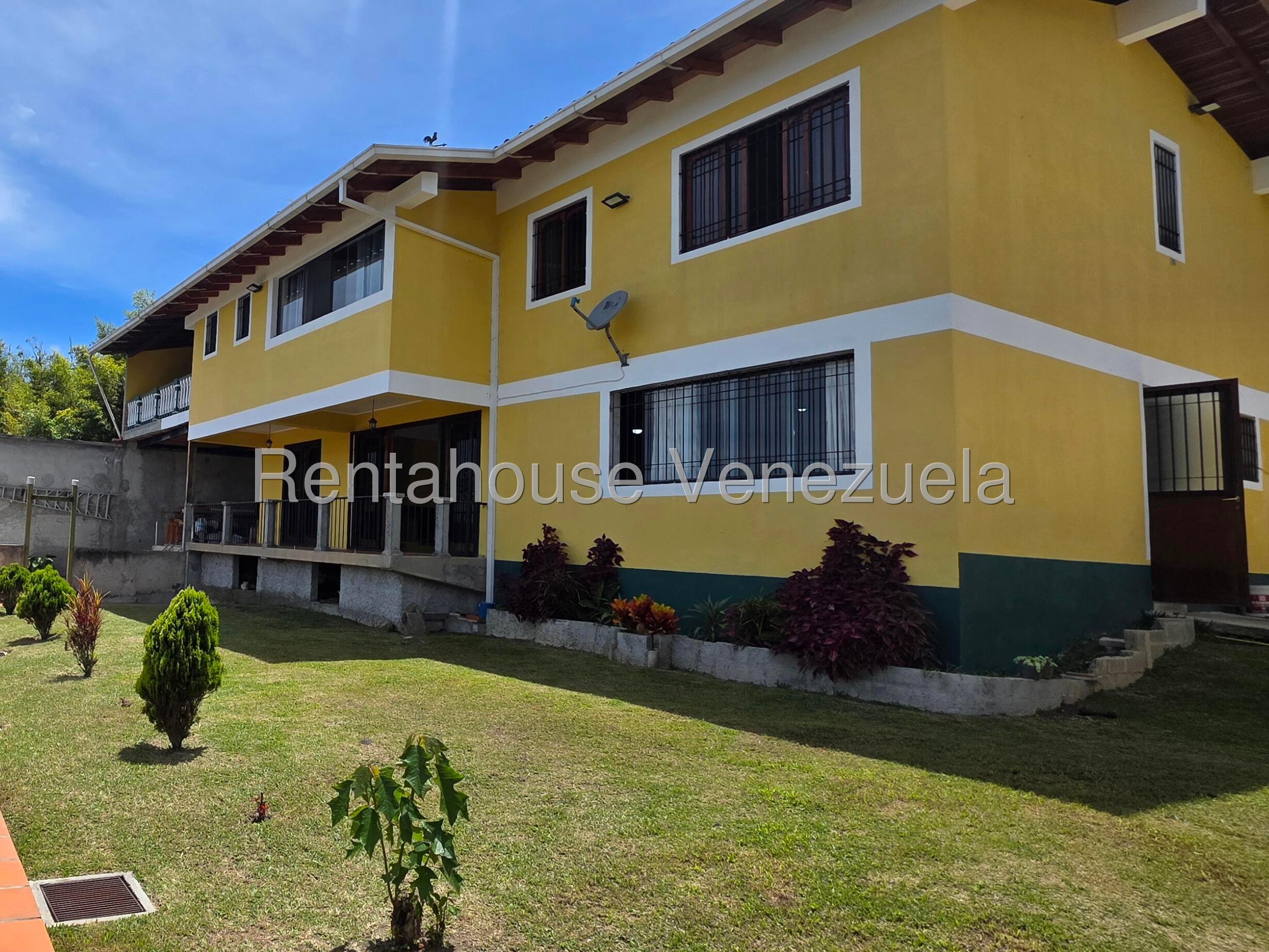 Casa de dos niveles con terraza y áreas verdes en La Morita