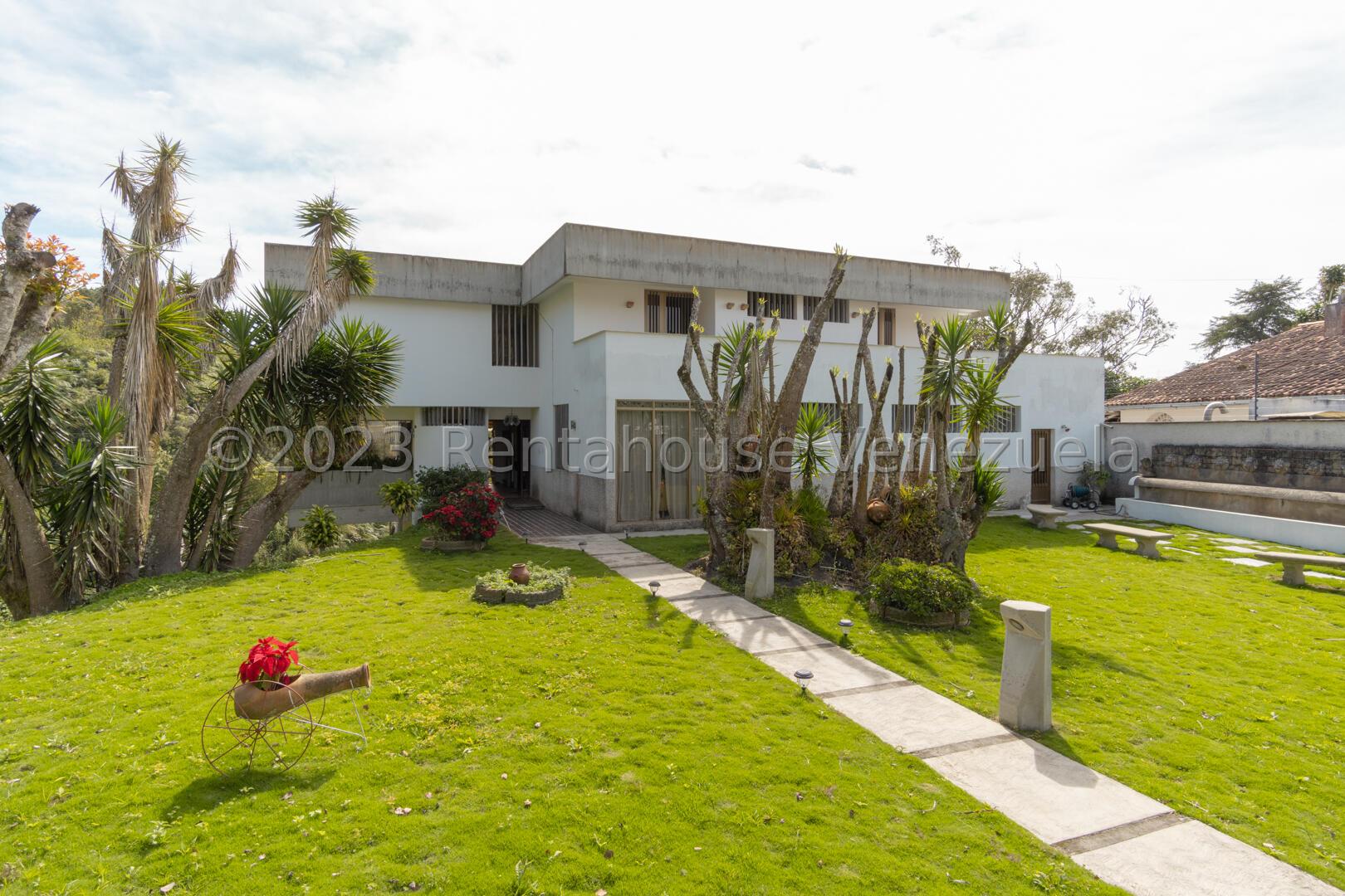 Casa moderna tres niveles con vista en Club de Campo