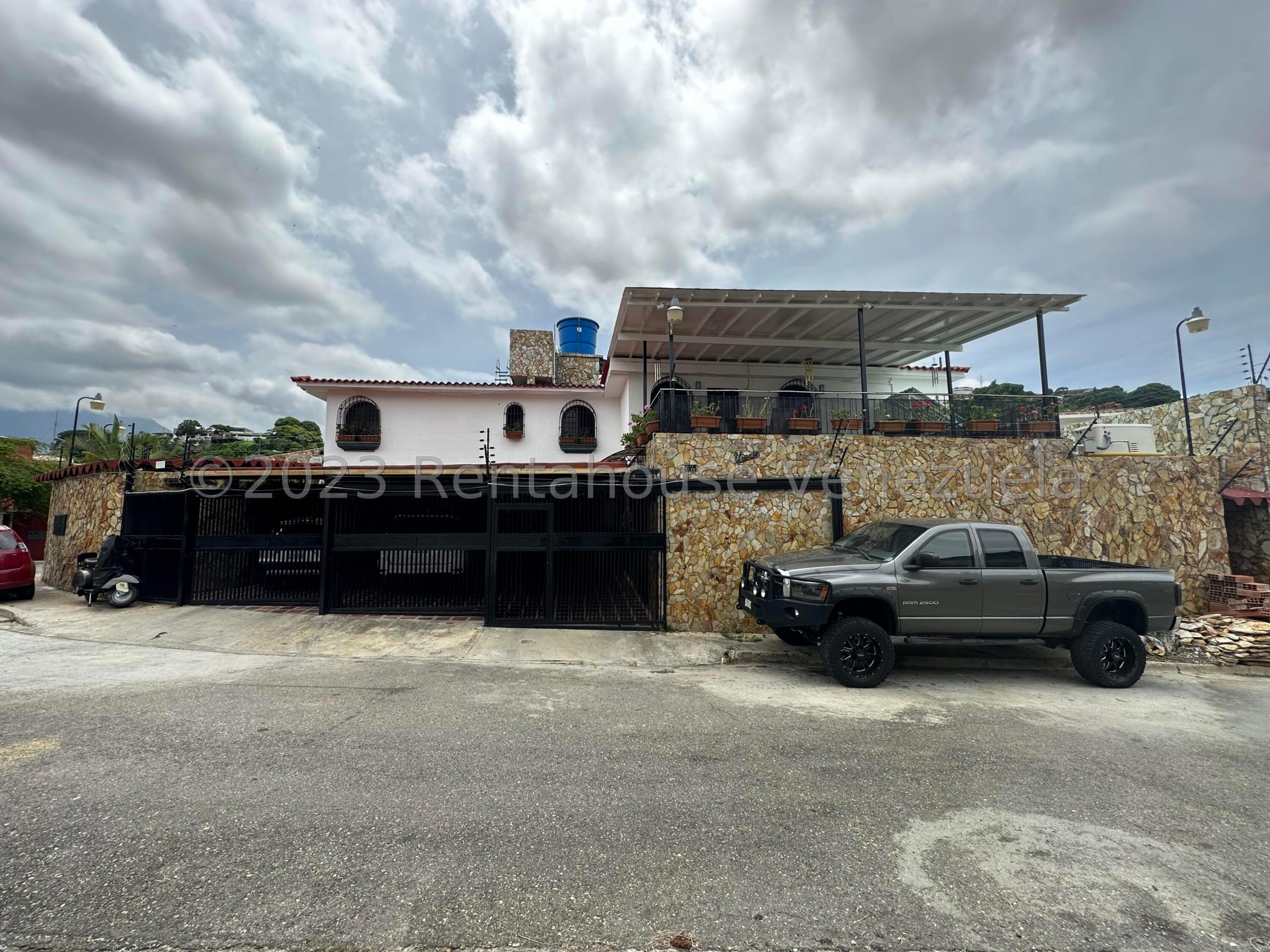 Casa remodelada con 9 habitaciones en El Cafetal
