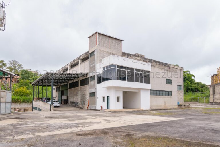 Comercial remodelado con ascensor de carga en Carrizal