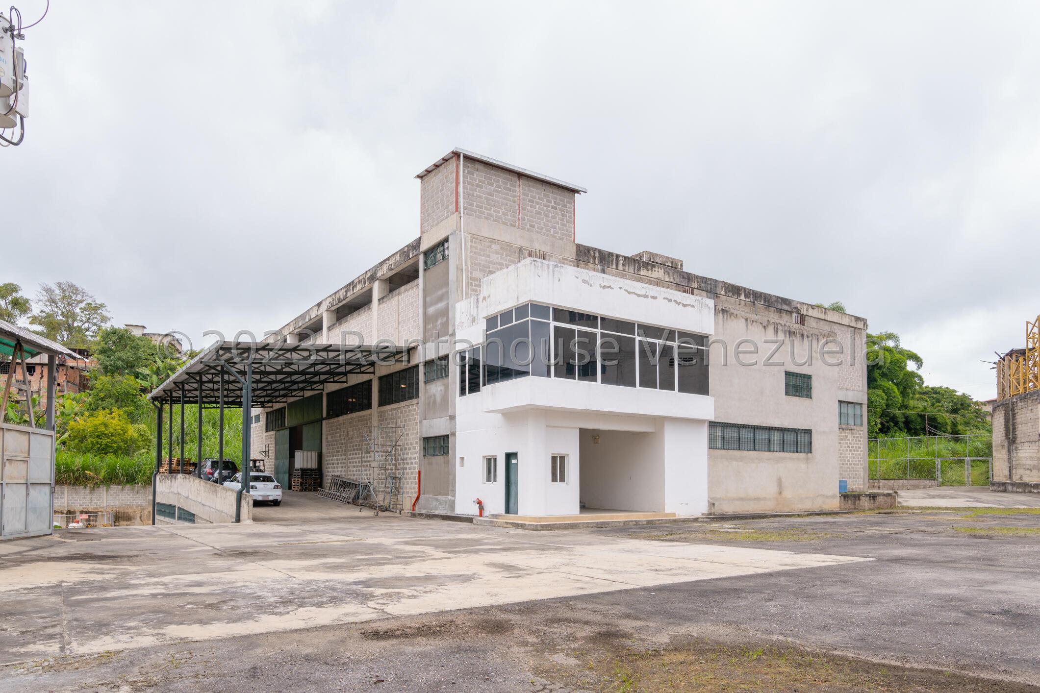 Comercial remodelado con ascensor de carga en Carrizal