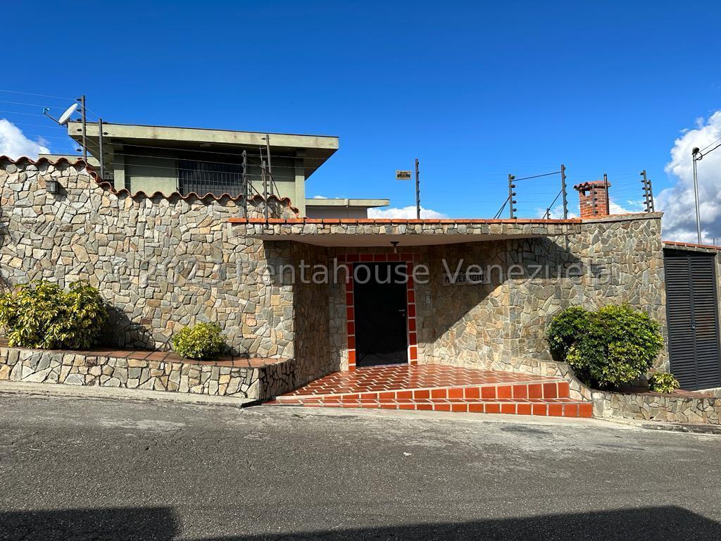 Casa de tres niveles con vista en La Peña