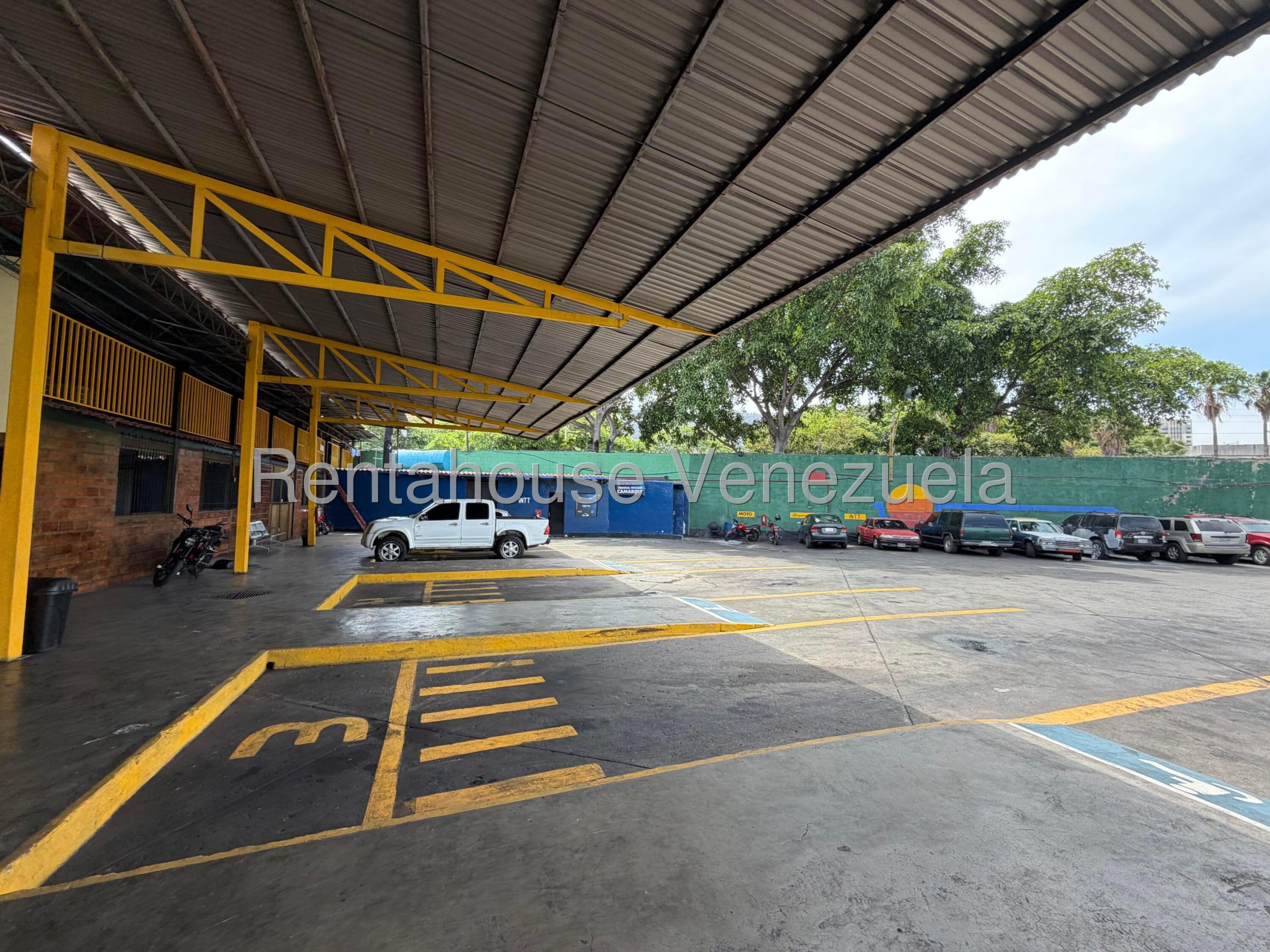 Comercial con galpón y depósito en San Martín