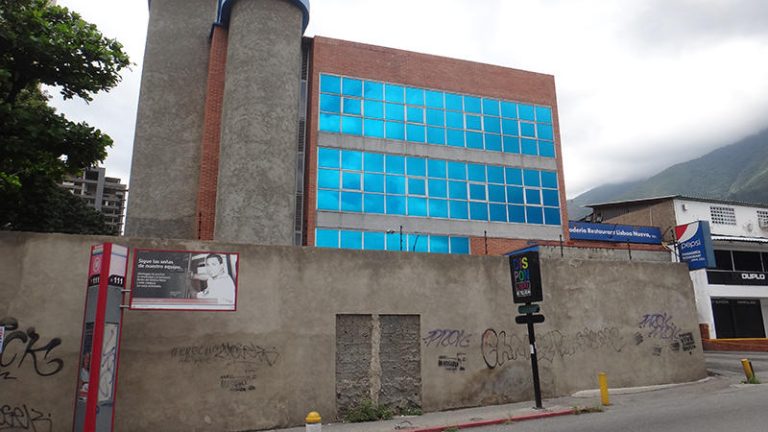 Comercial moderno con 3 pisos en Los Dos Caminos
