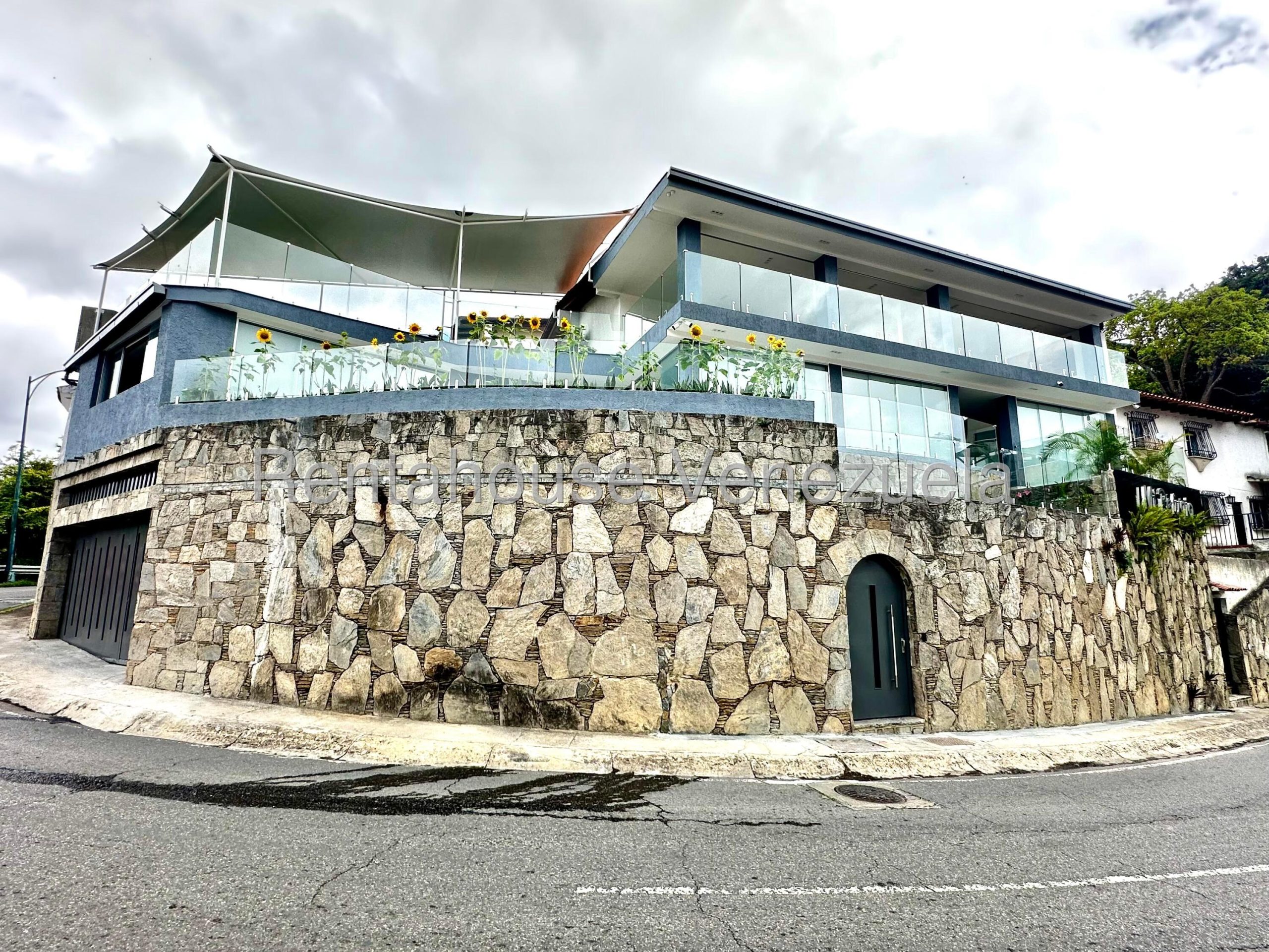 Casa remodelada con vistas panorámicas en Lomas de La Trinidad