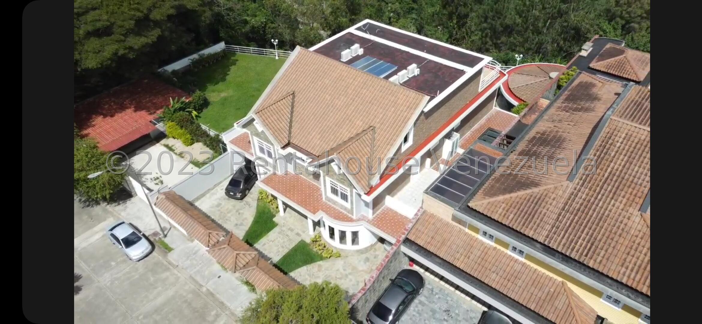 Casa de 5 habitaciones con acabados en piedra en Lomas de La Lagunita