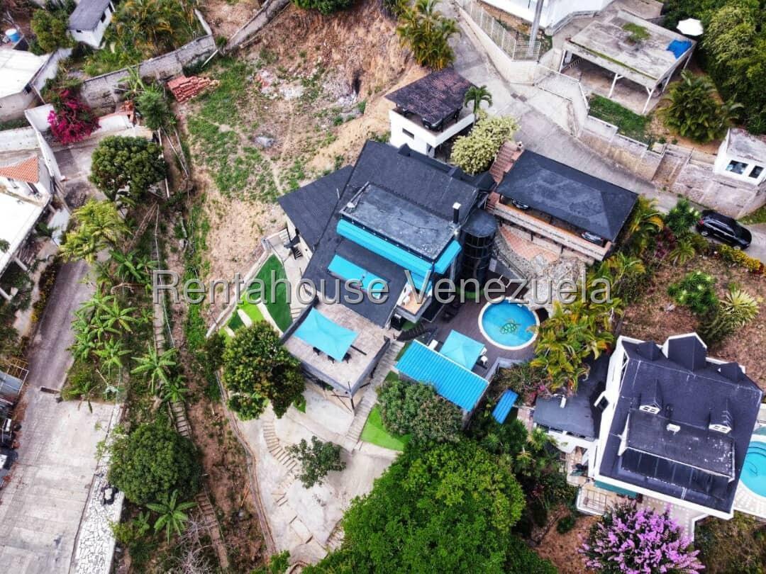 Casa de varios niveles con vistas en Lomas de La Lagunita