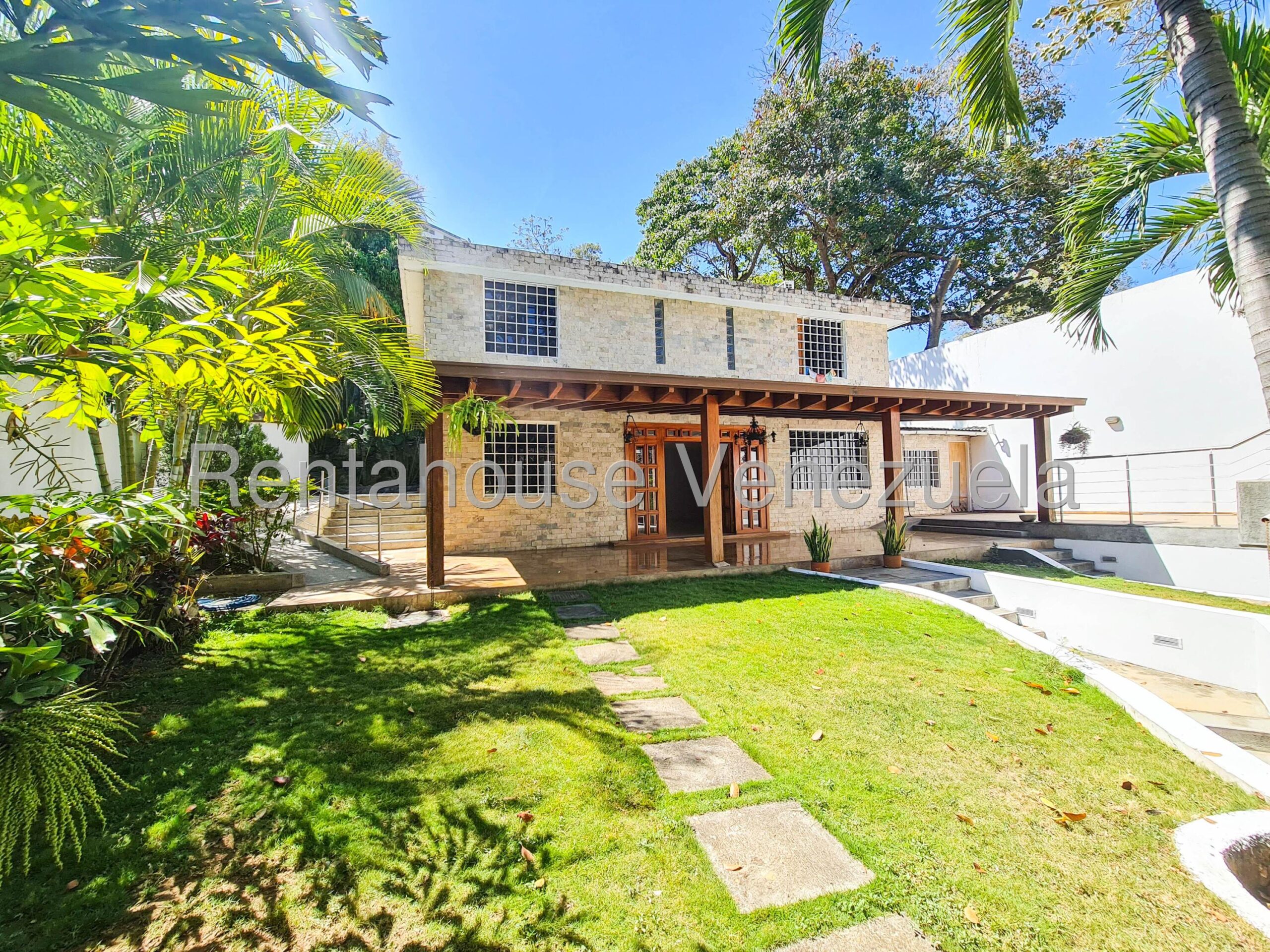 Casa múltiples niveles con piscina en Cumbres de Curumo