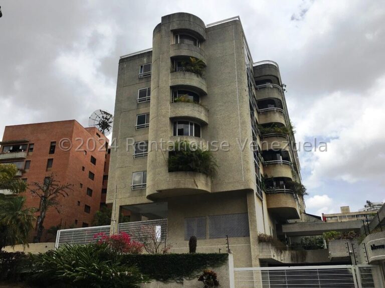 Apartamento en venta luminoso con terraza y vista de montaña en Los Samanes