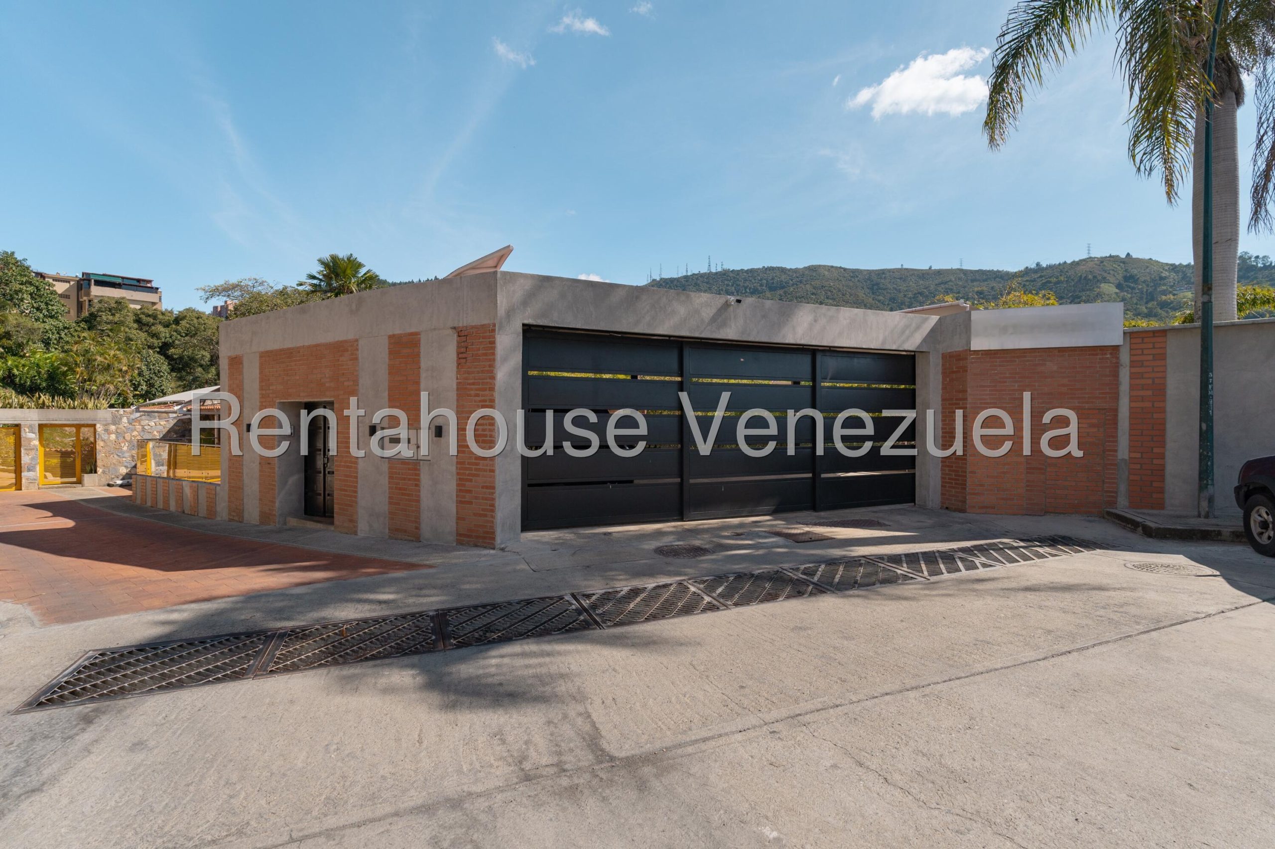 Casa moderna con terraza y parrillera en La Tahona