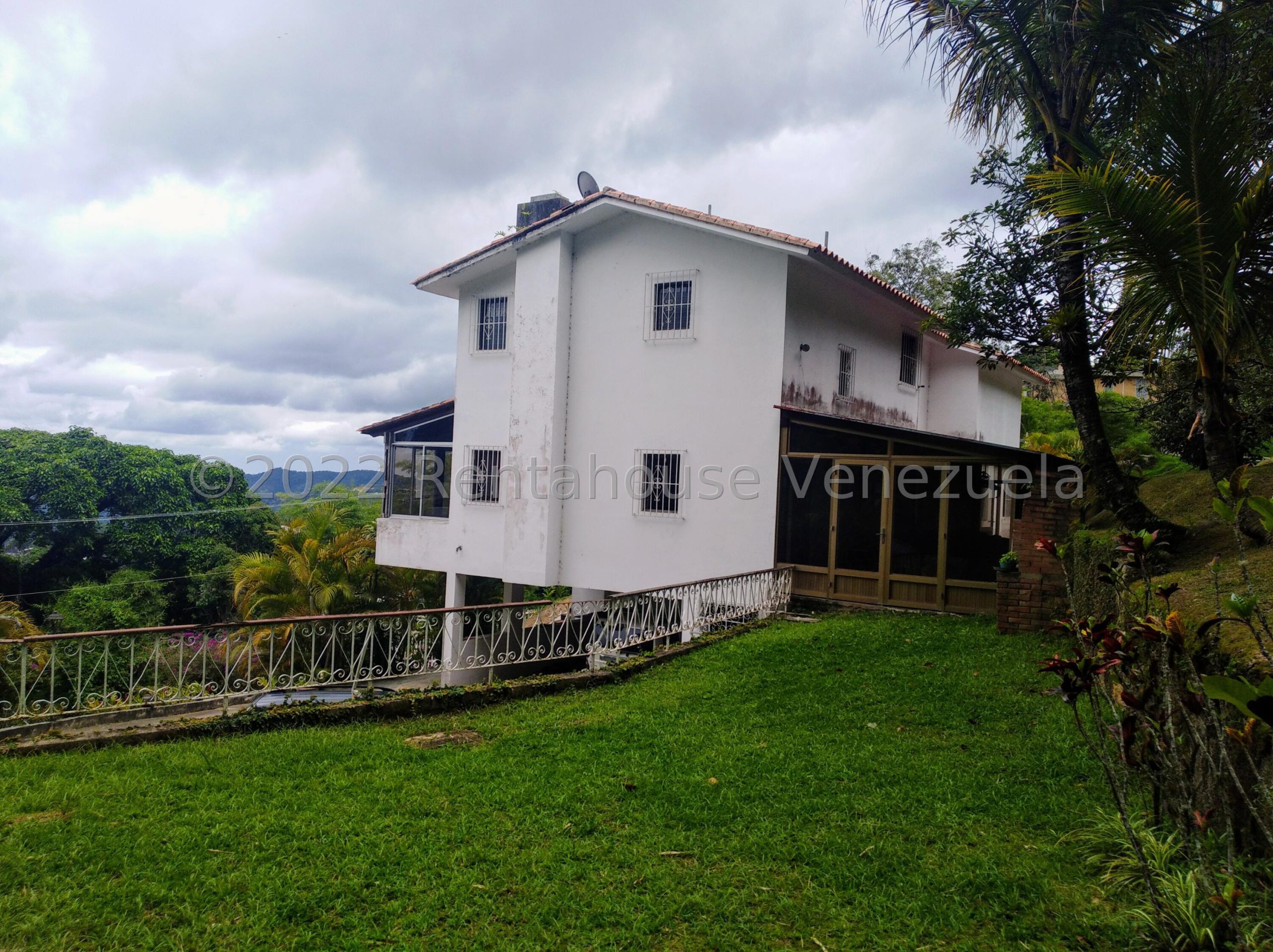 Casa con jardines amplios en Oripoto, Caracas