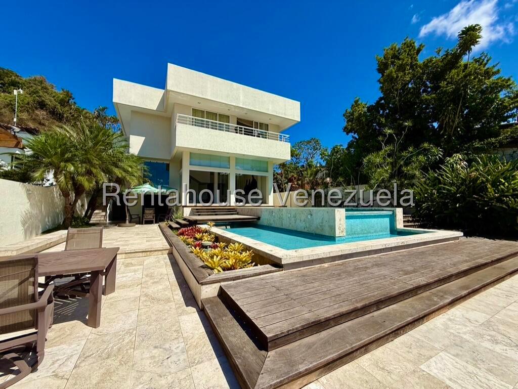 Casa de tres niveles renovada en Colinas del Tamanaco