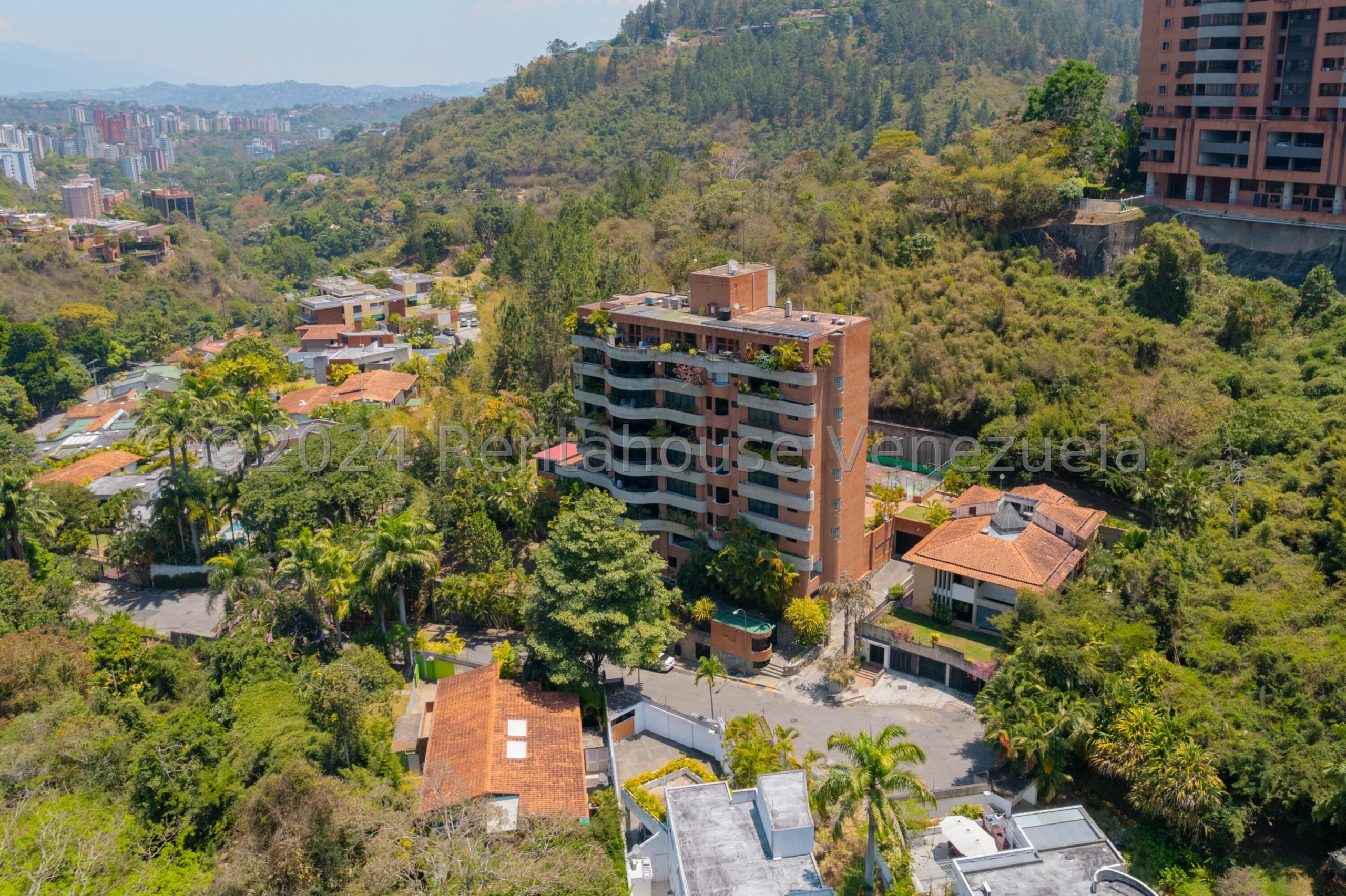 Apartamento planta baja con vista, 4 hab en Colinas del Tamanaco