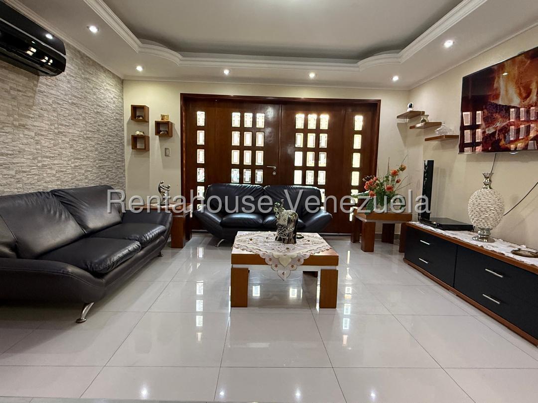 Casa duplex 4 hab con patio y seguridad en Paso Real