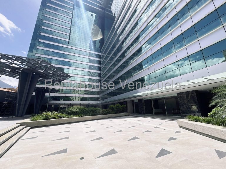Comercial en obra gris con estacionamientos F