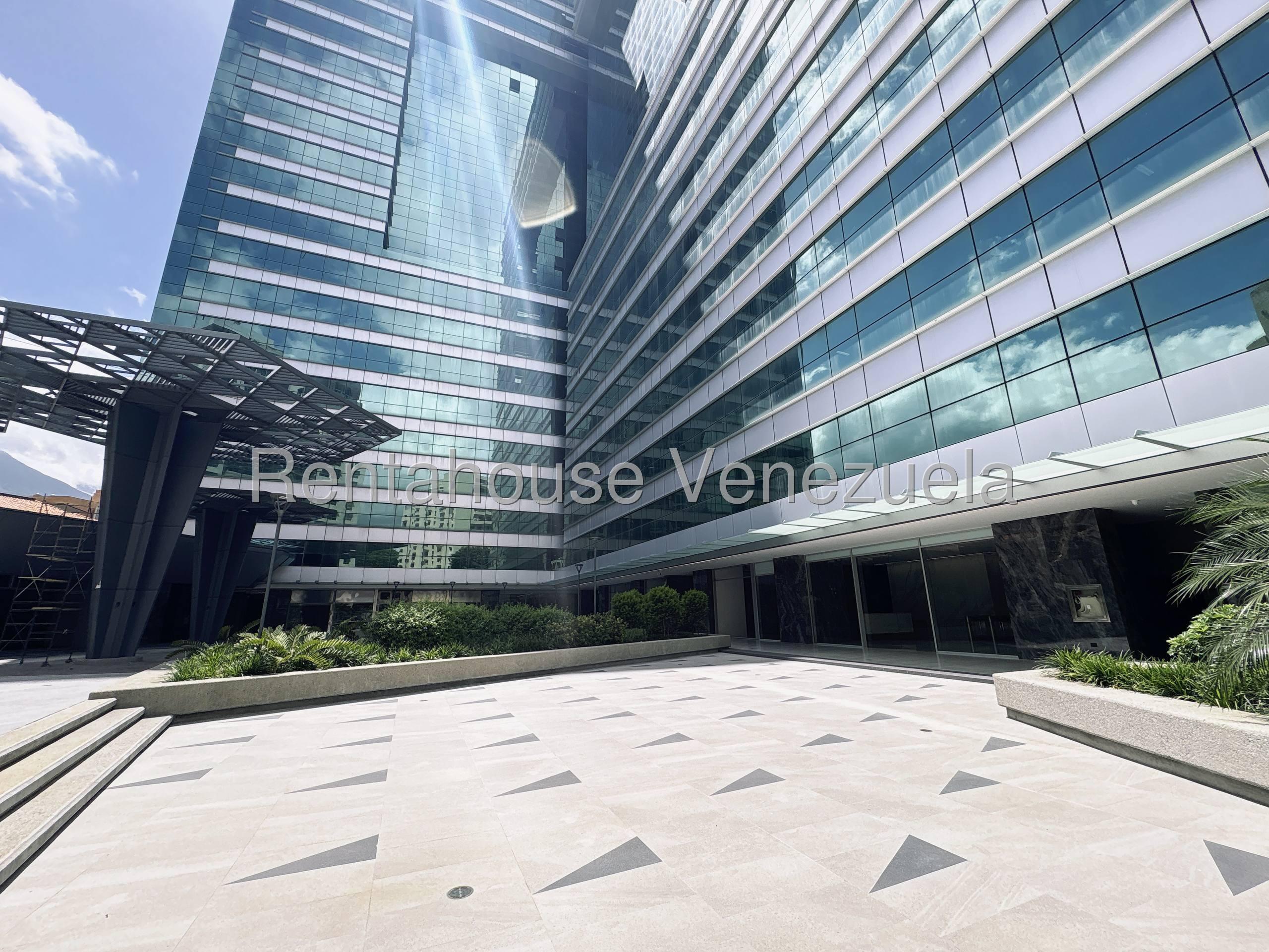 Comercial en obra gris con estacionamientos F
