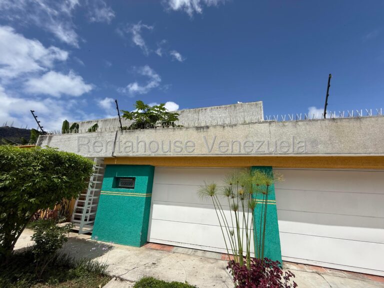 Casa de 5 habitaciones con sótano, jardines y espacios múltiples en La