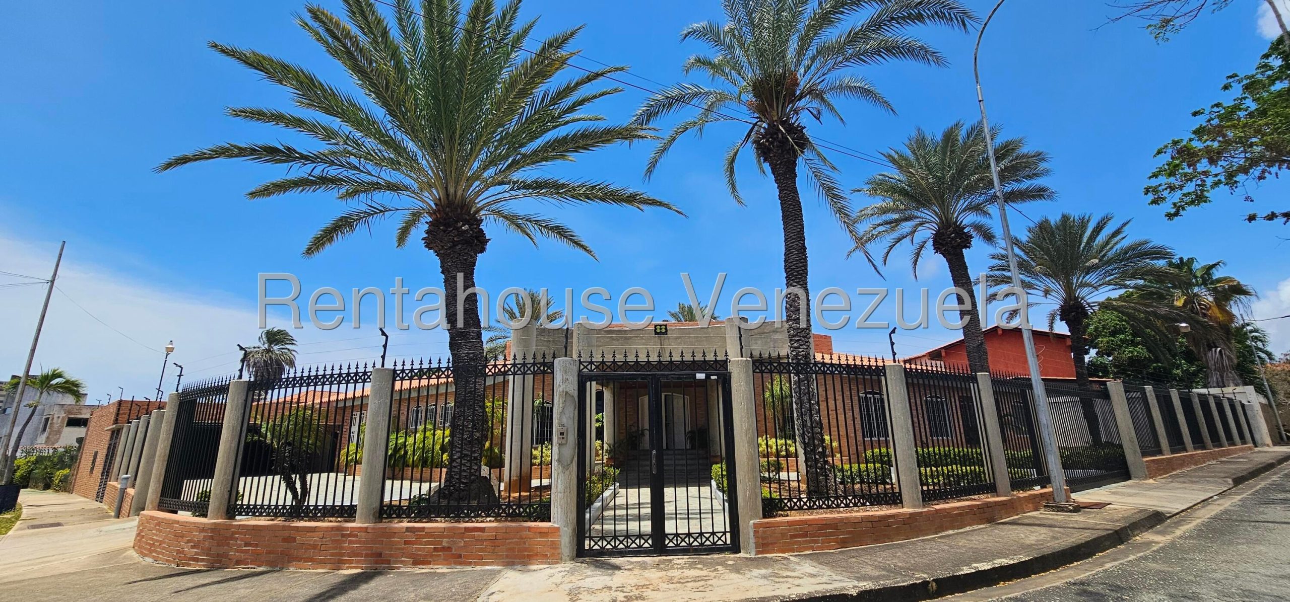 Casa 4 habitaciones con amplios espacios en Costa Azul