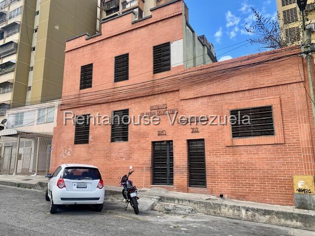 Casa de 21 hab. para remodelar en Altagracia