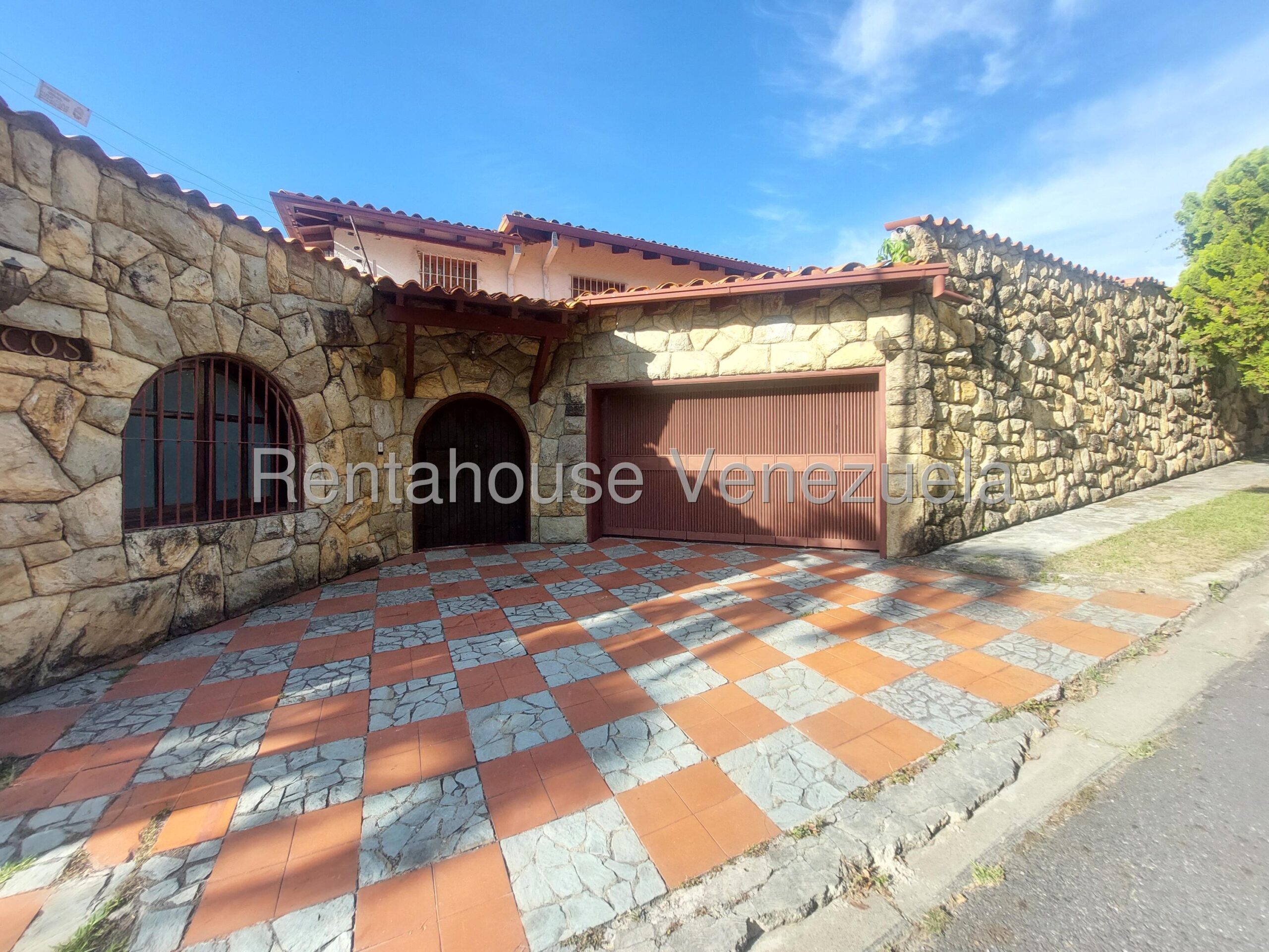 Casa esquinera amoblada con vistas panorámicas en El Placer