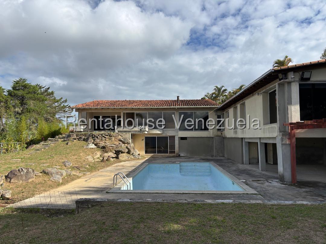 Casa moderna con vista al Ávila en La Lagunita Country Club