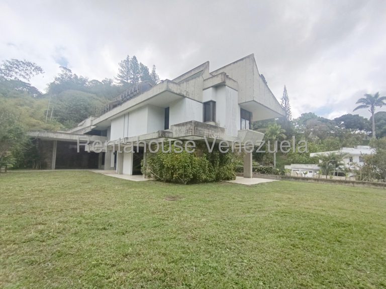Casa de dos niveles para remodelar en La Lagunita Country Club