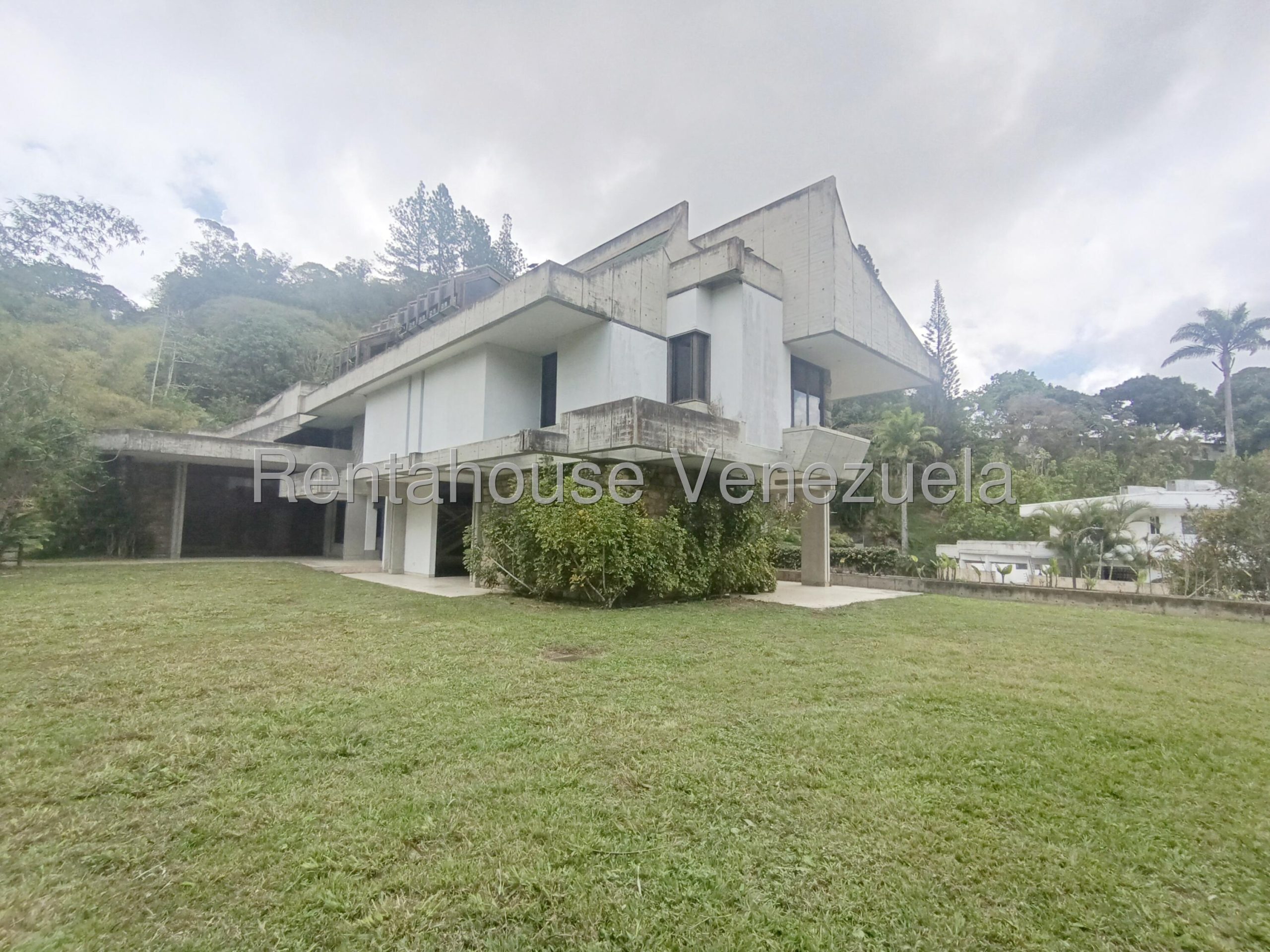 Casa de dos niveles para remodelar en La Lagunita Country Club