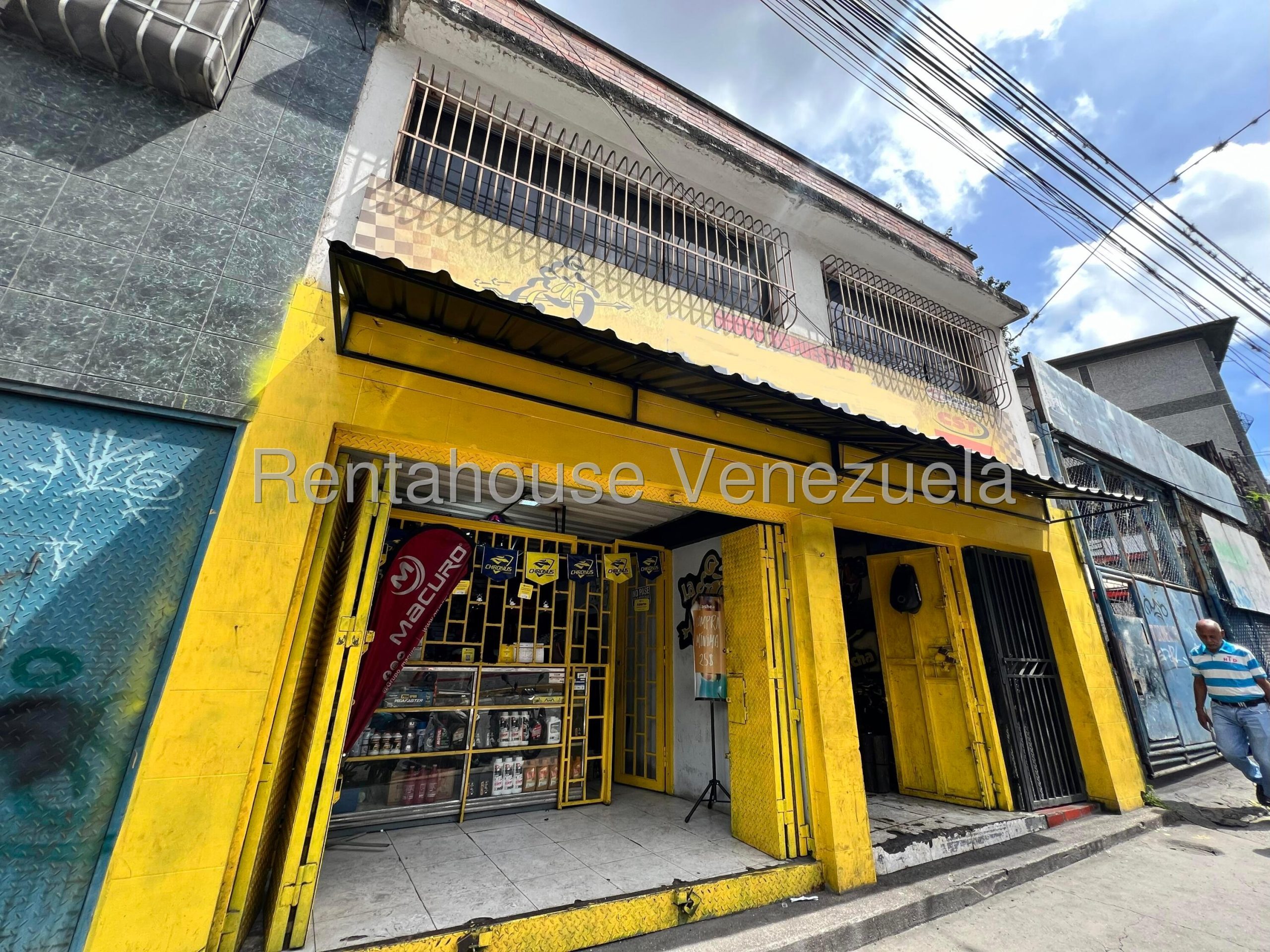 Comercial con terraza en zona alto tránsito de Petare
