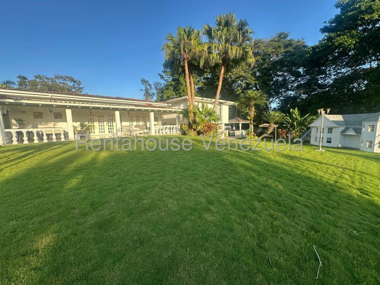 Casa de esquina en La Lagunita Country Club, 9 hab