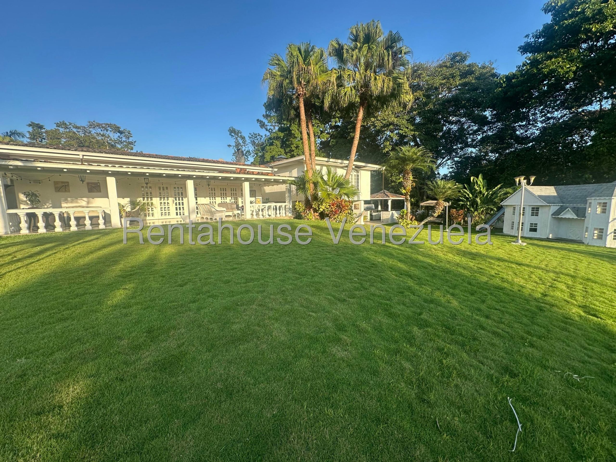 Casa de esquina en La Lagunita Country Club, 9 hab