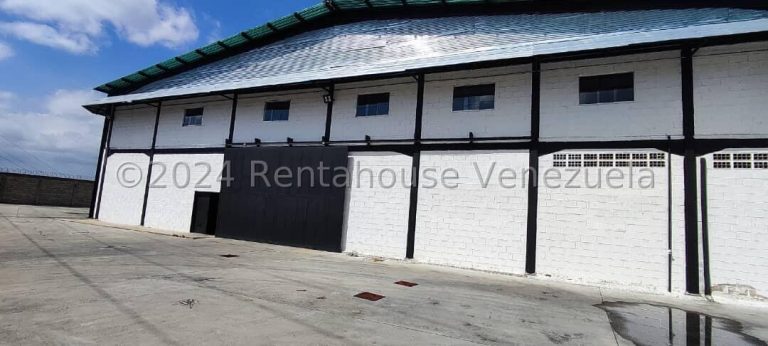 Comercial recién construido con mezzanina en Mariche