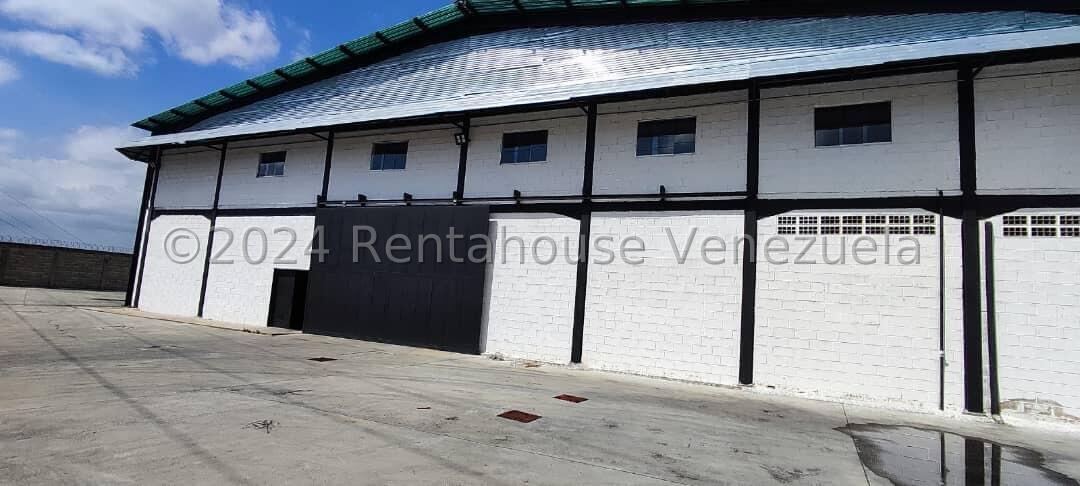 Comercial recién construido con mezzanina en Mariche