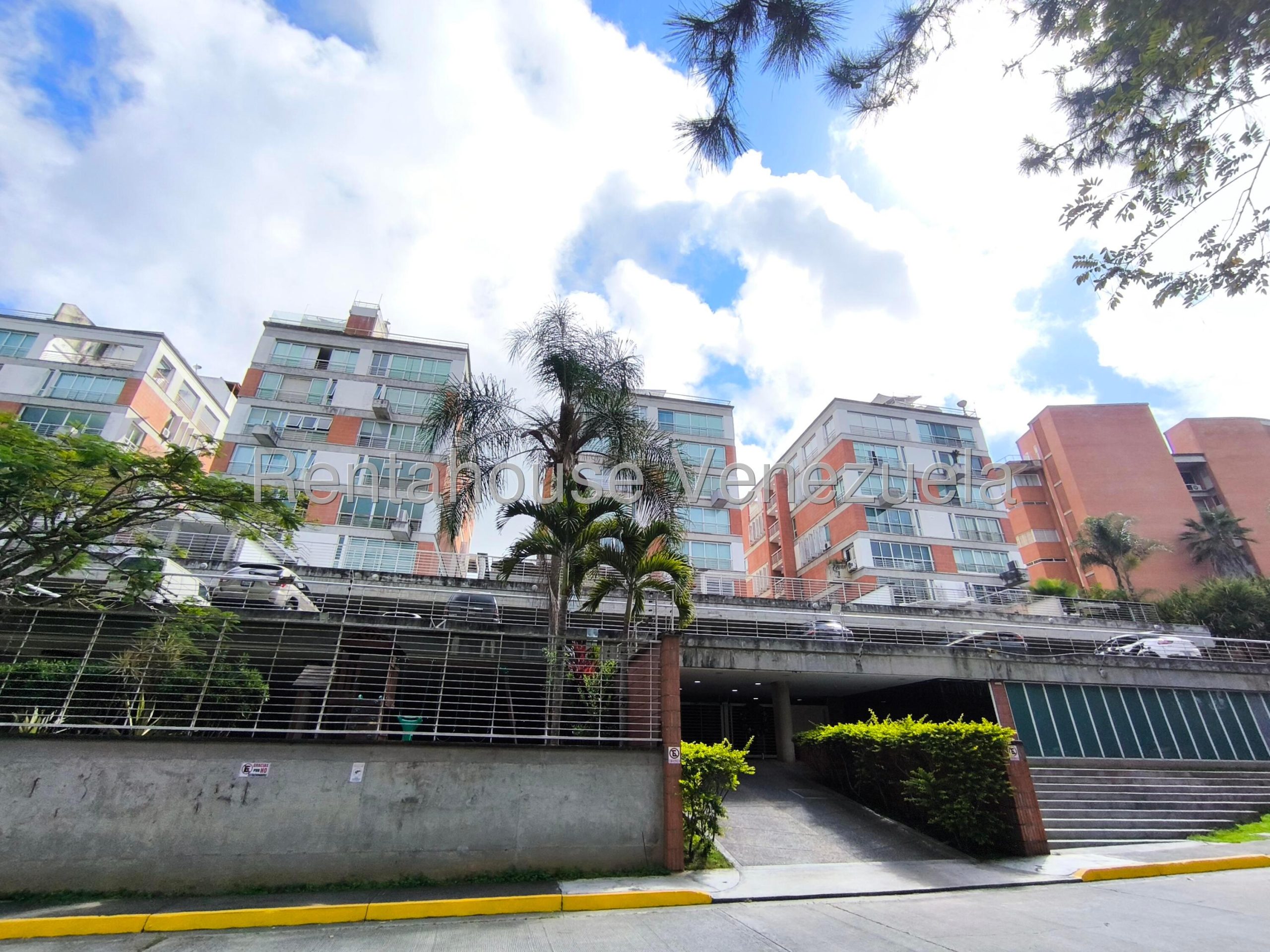 Apartamento dúplex con jardín y terraza en Villa Nueva Hatillo