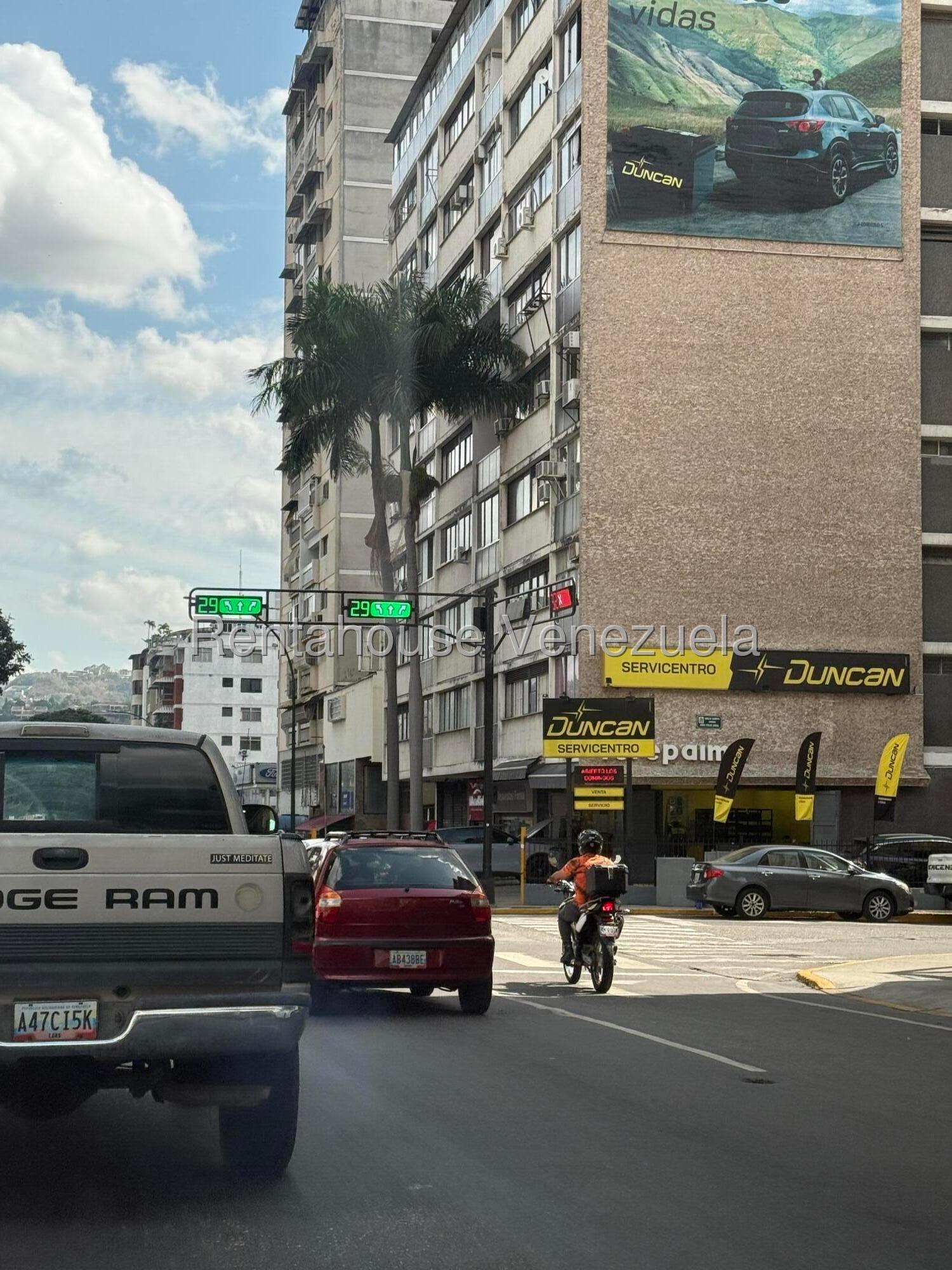 Comercial espacioso con vista al Ávila en Altamira Sur