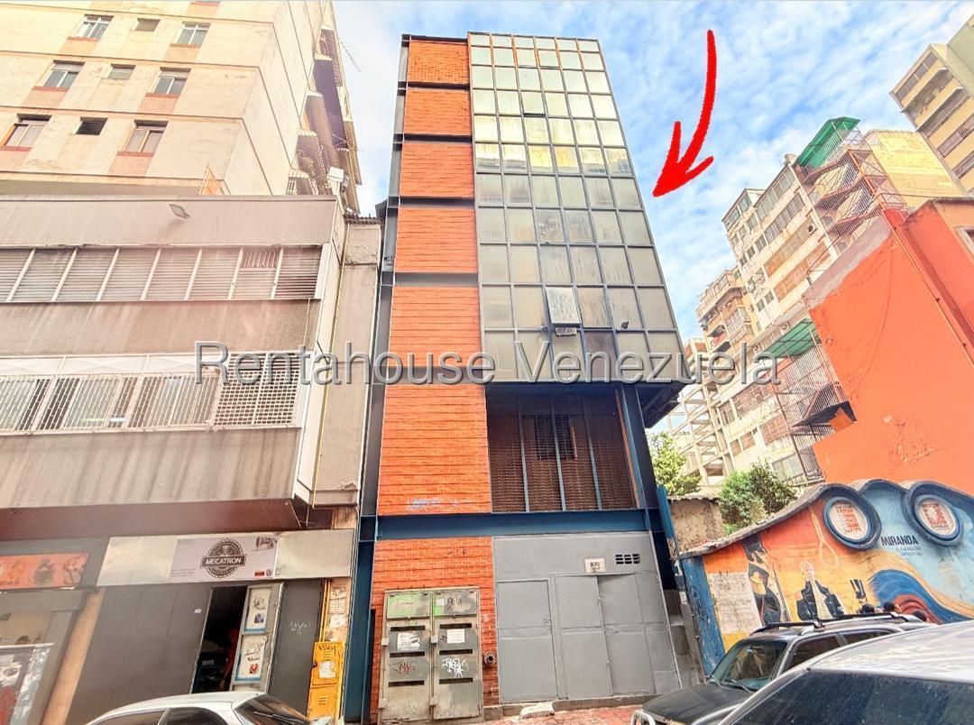 Comercial cinco pisos con local activo en La Candelaria