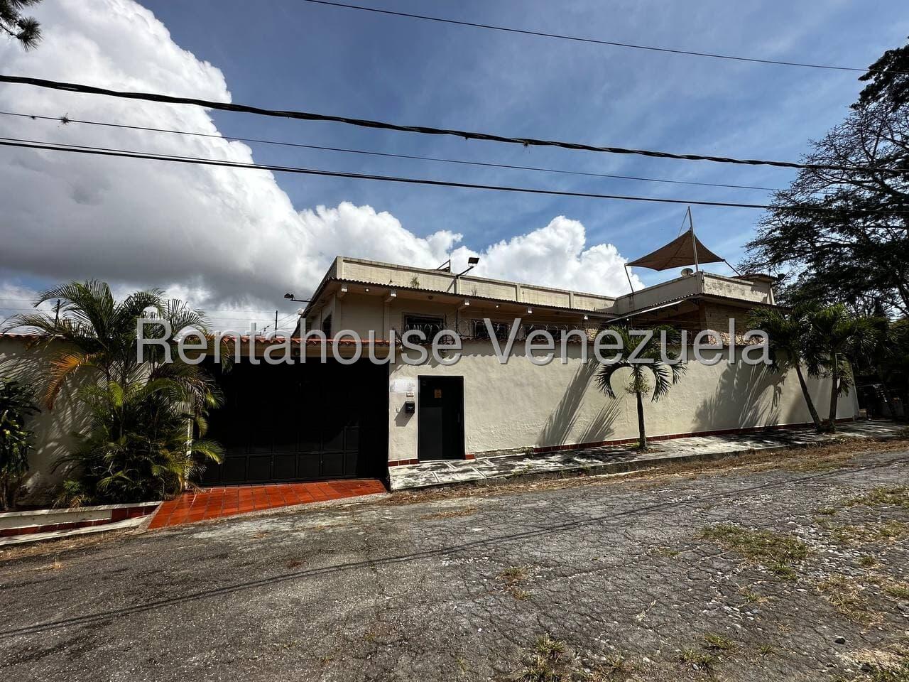 Casa de dos plantas con 10 habitaciones en Parque Caiza