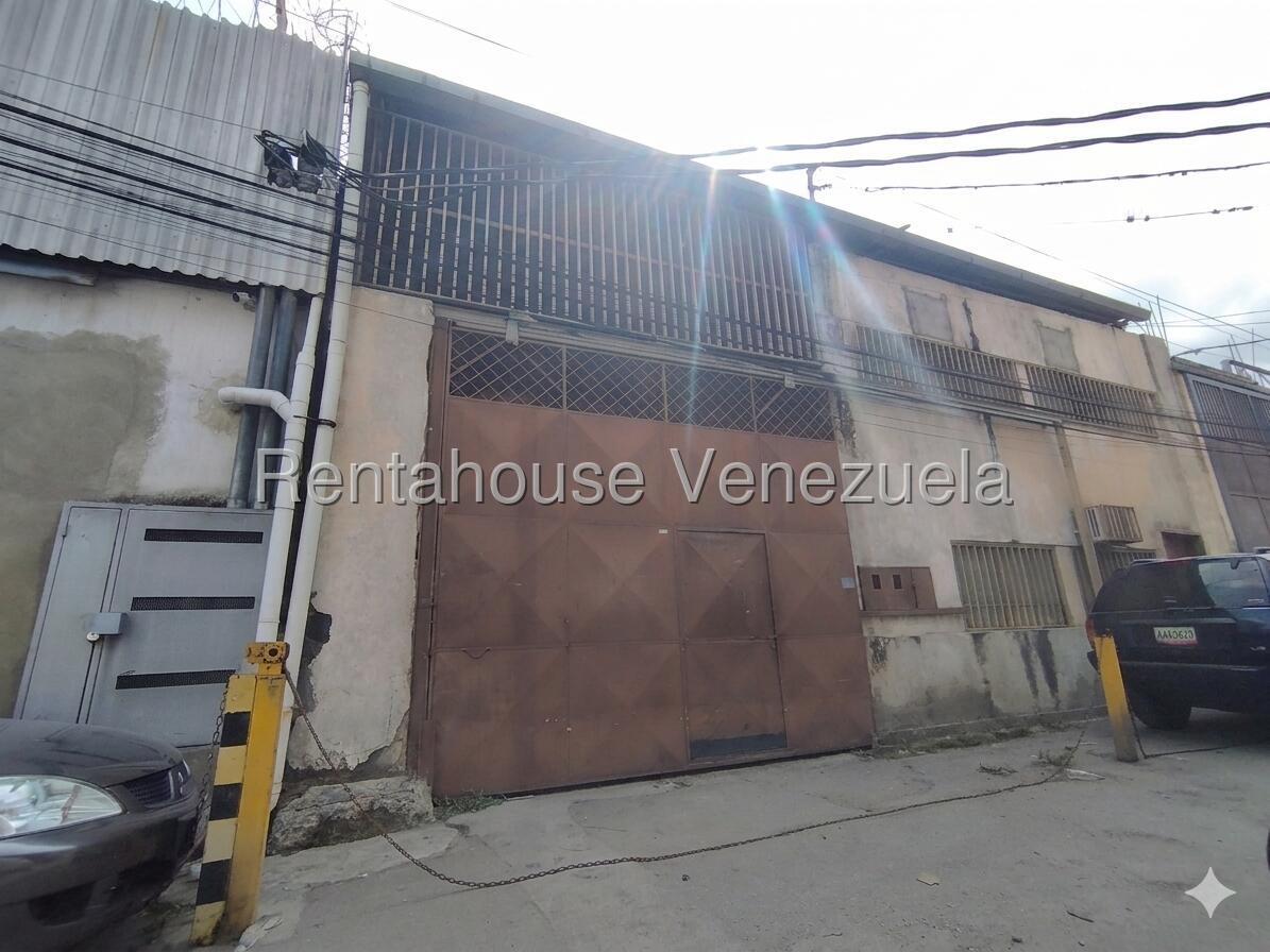 Comercial con mezzaninas en Industrial Las Nayas