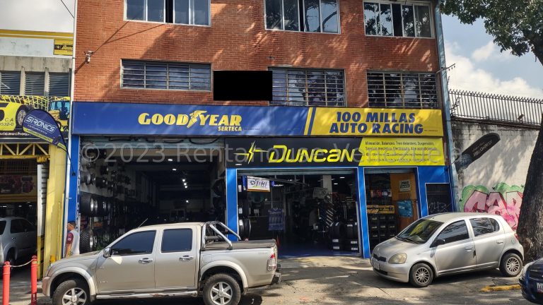 Edificio Comercial tres niveles con ascensor en Montecristo