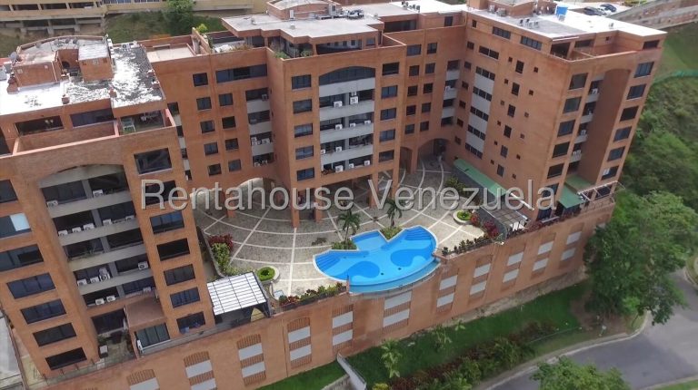Apartamento con 4 habitaciones y 6 baños en Lomas del Sol, Caracas
