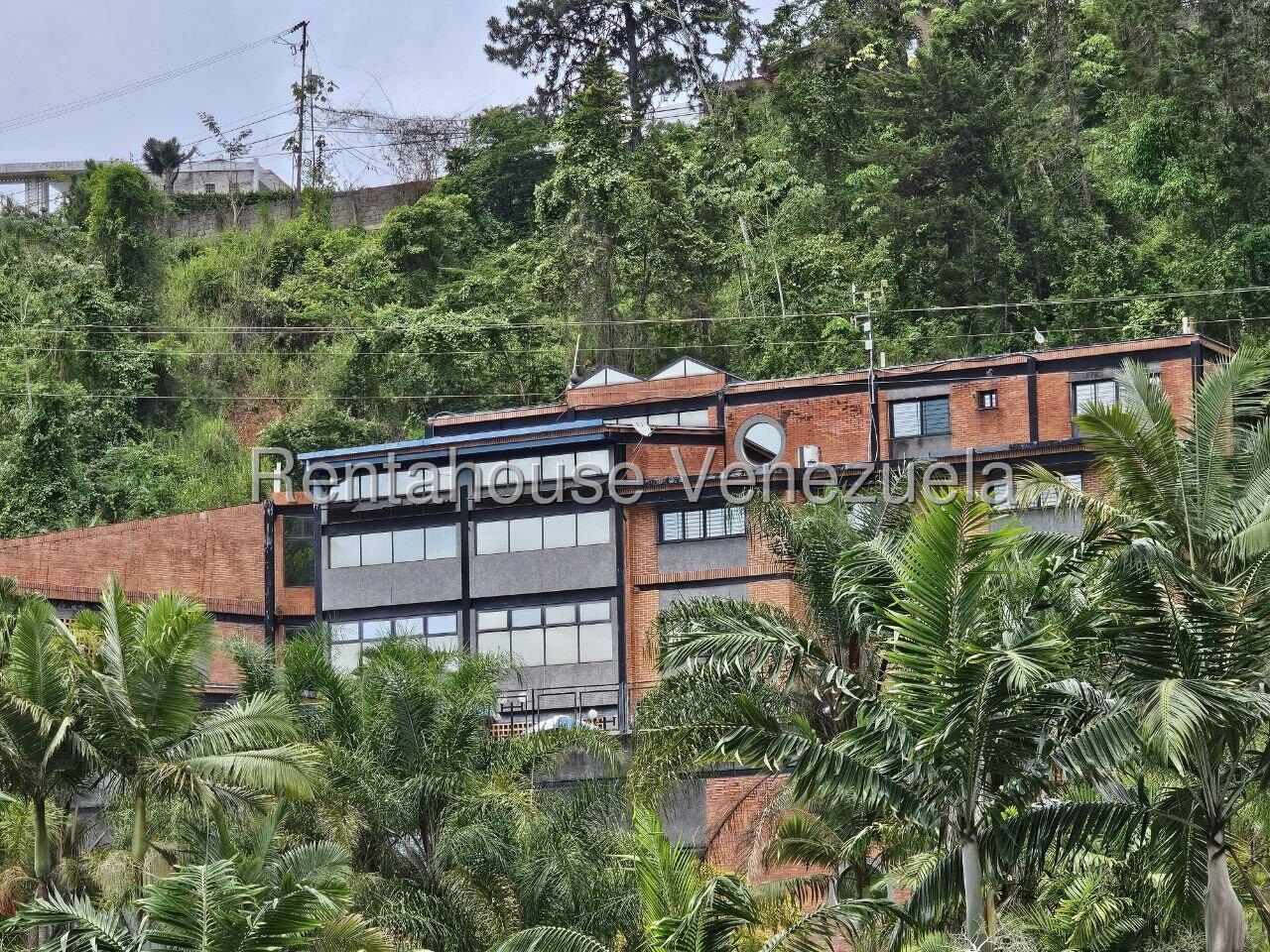 Comercial multifuncional cinco niveles en Caicaguana