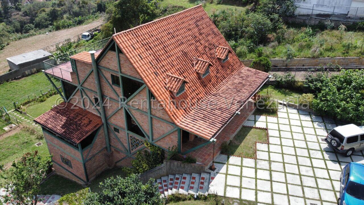 Casa de tres niveles con terraza en El Junquito
