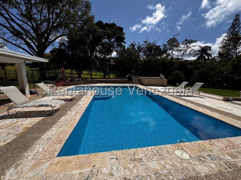 Casa de lujo con vista a golf en La Lagunita Country Club