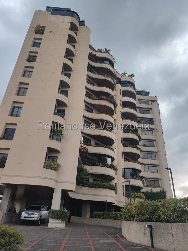 Apartamento remodelado con vista al Ávila en Country Club · 4 hab y 245 m²