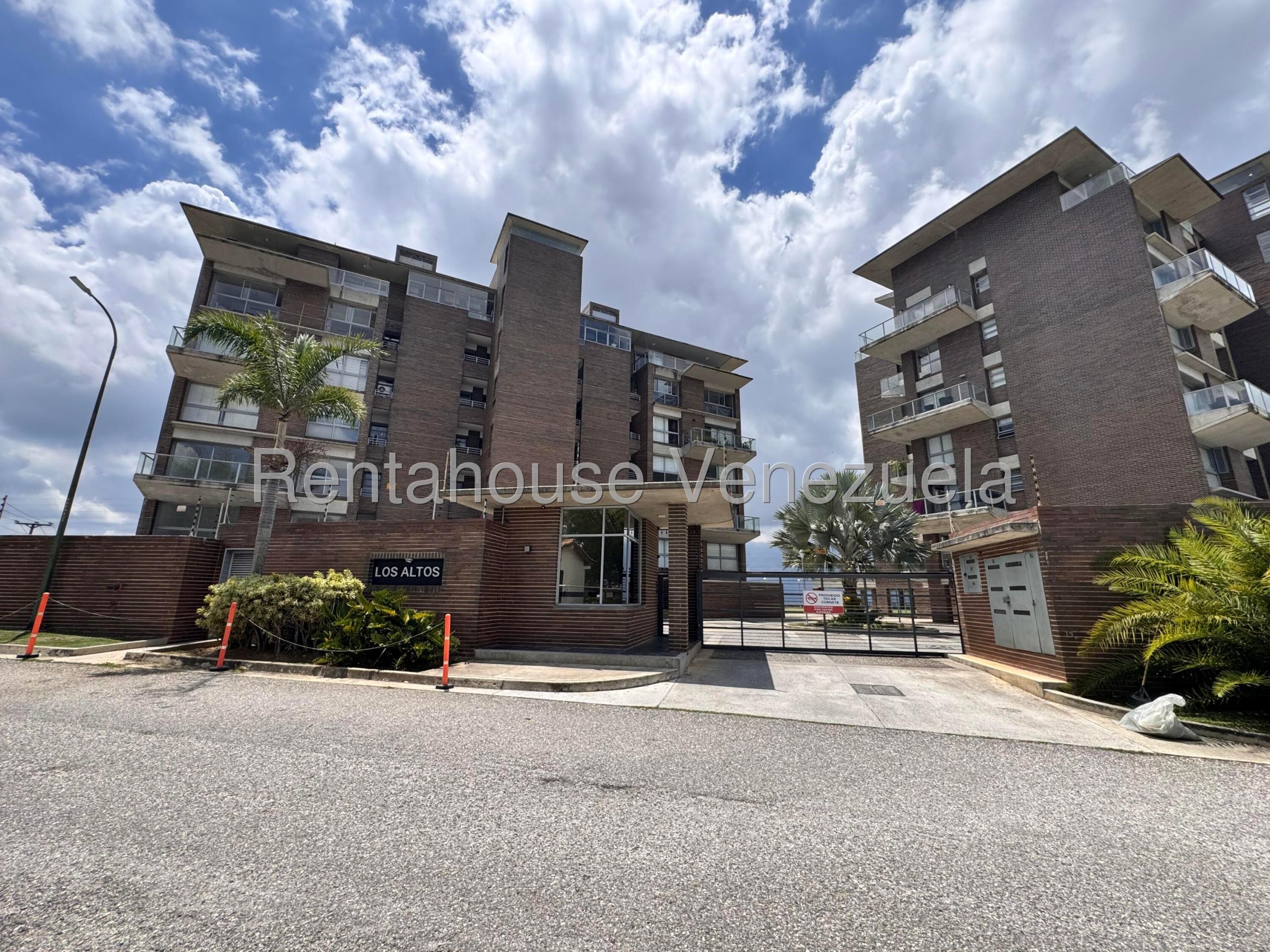 Apartamento amoblado con vista al Ávila en Alto Hatillo