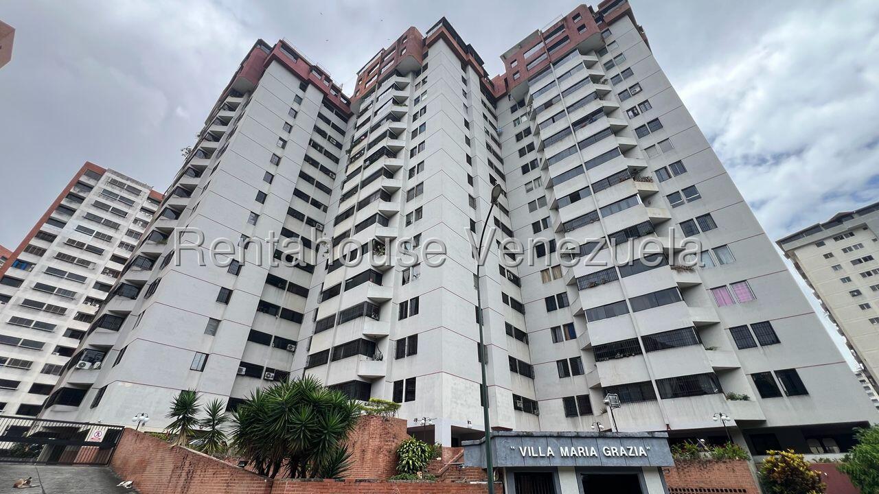 Dúplex de lujo con habitaciones en dos niveles en Lomas del Ávila