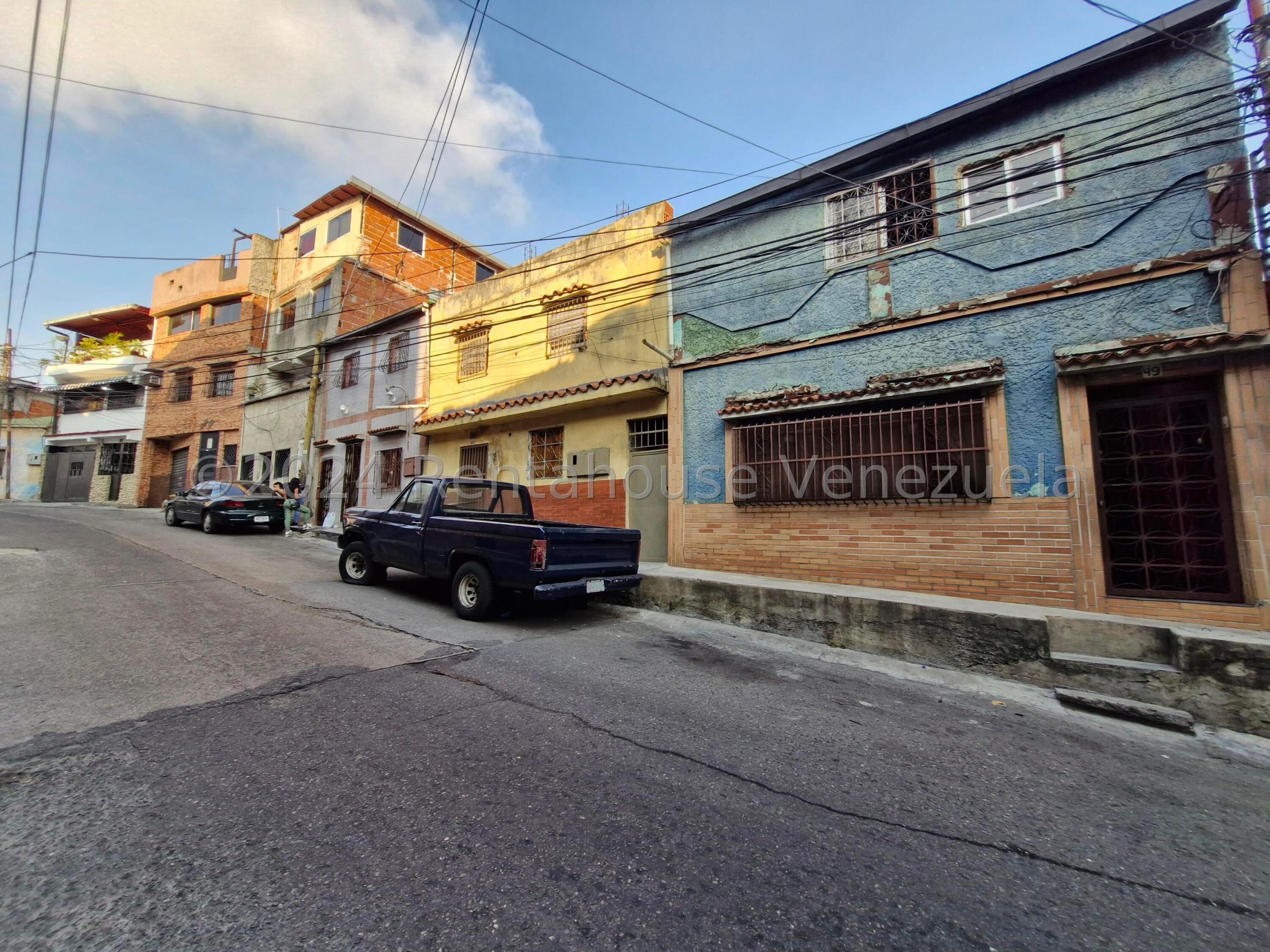 Casa multifamiliar con 4 entradas independientes en Ruperto Lugo